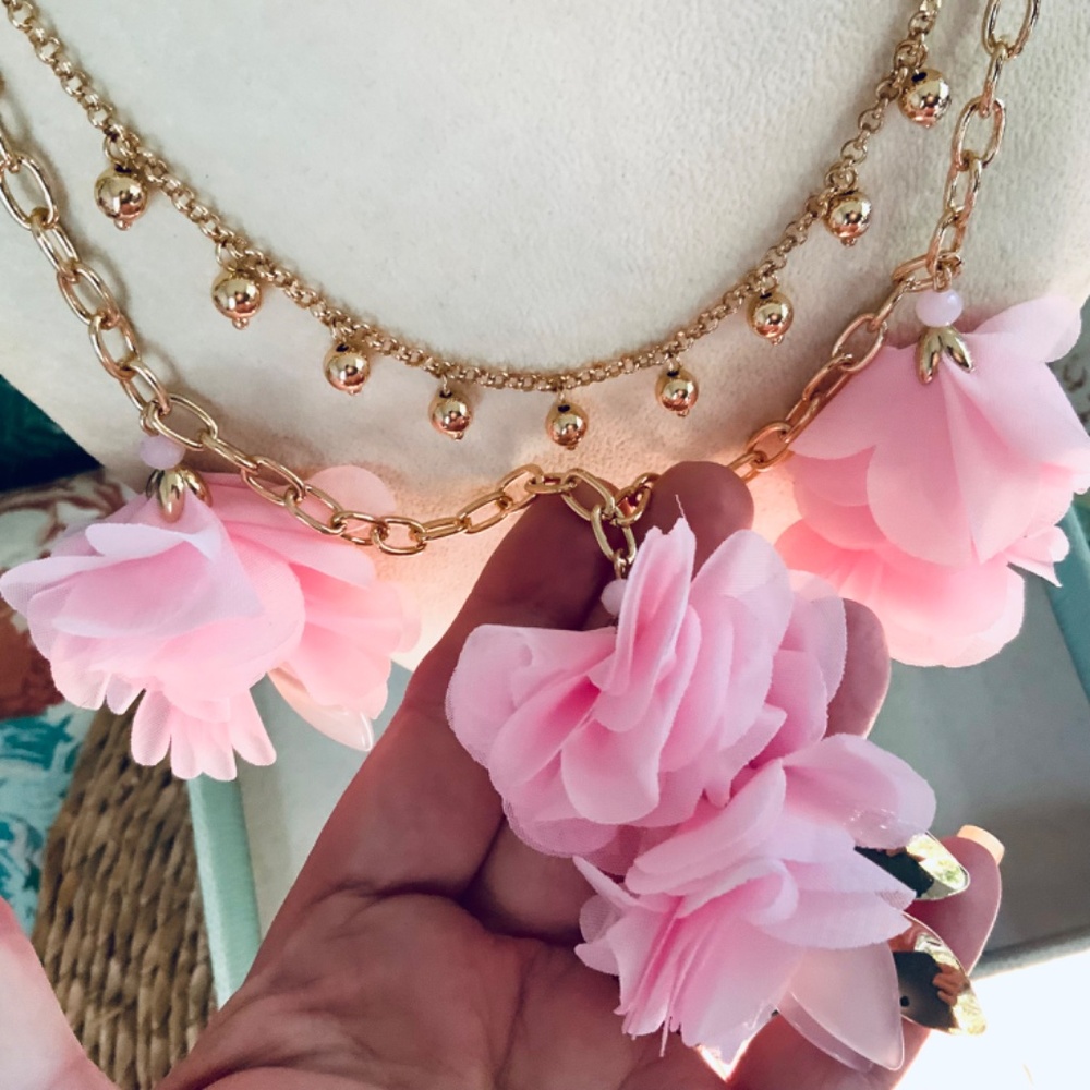 LILLY PULITZER NECKLACE 🩷 CASCADING PETALS- SOFT PINK TROPICS NECKLACE/GOLD - Picture 4 of 15